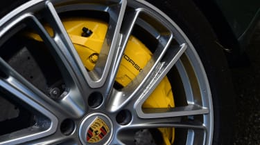 Audi RS 7 vs Porsche Panamera - Porsche Panamera alloys and brake callipers 